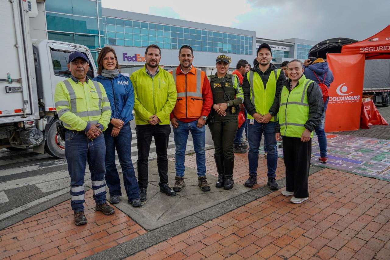 El primer Punto Seguro Regional en la calle 26 unió flores, carga y  movilidad 